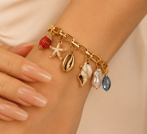 Charms bracelet with beads, pearls, hearts