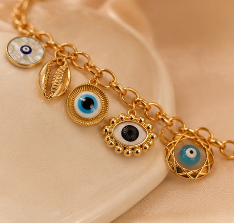 Charms bracelet with beads, pearls, hearts